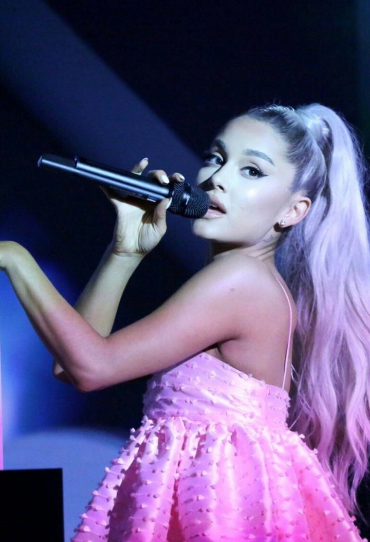 Ariana Grande in the tonight show