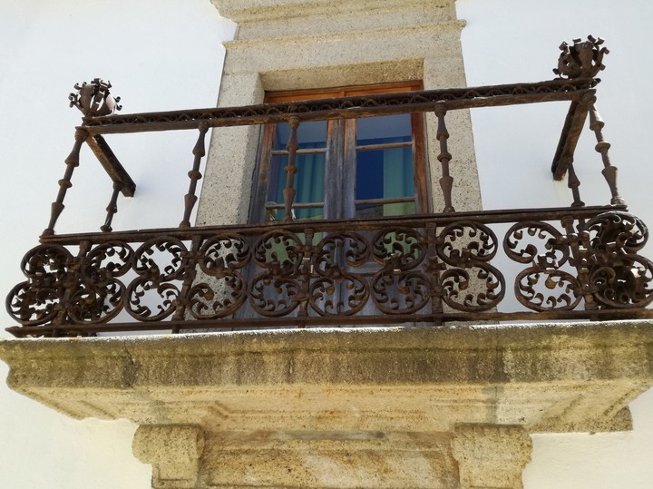 Tras las cortinas