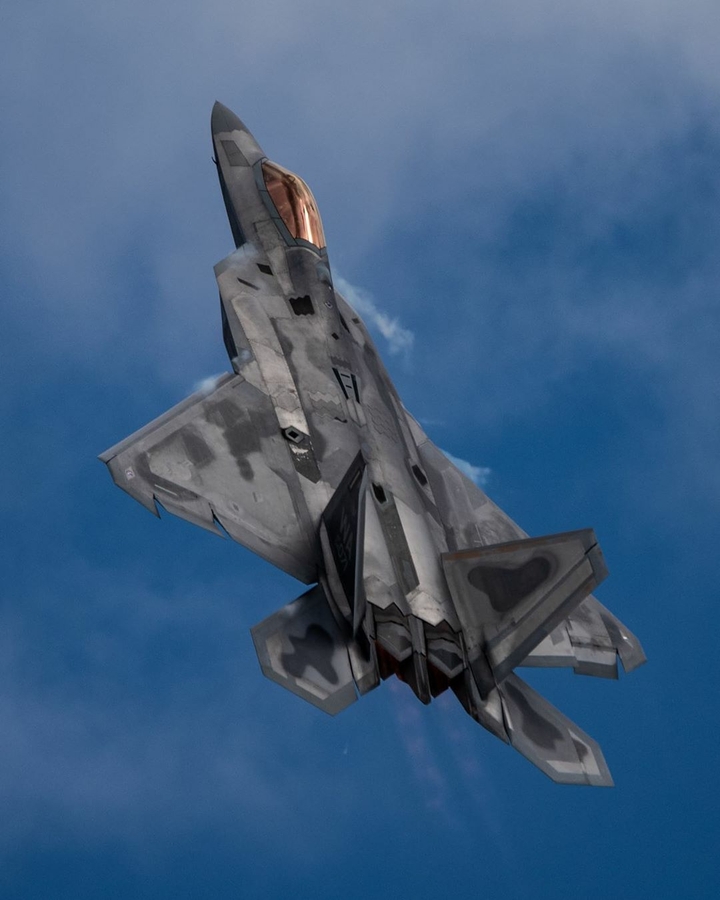 F22