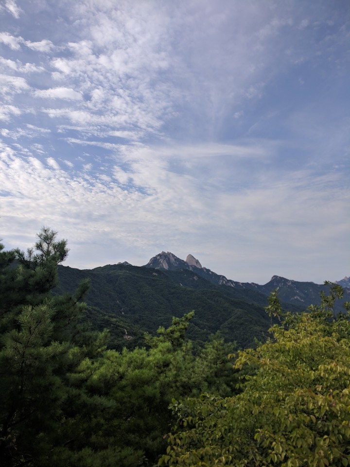 문필봉에서 바라본 인수봉