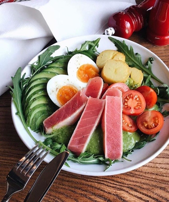 Салат с тунцом и руколой