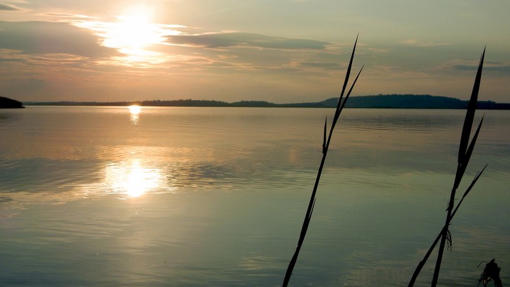 trüber sonnenschein am see
