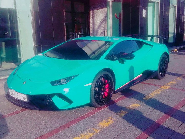 humph.. mint car.... nice