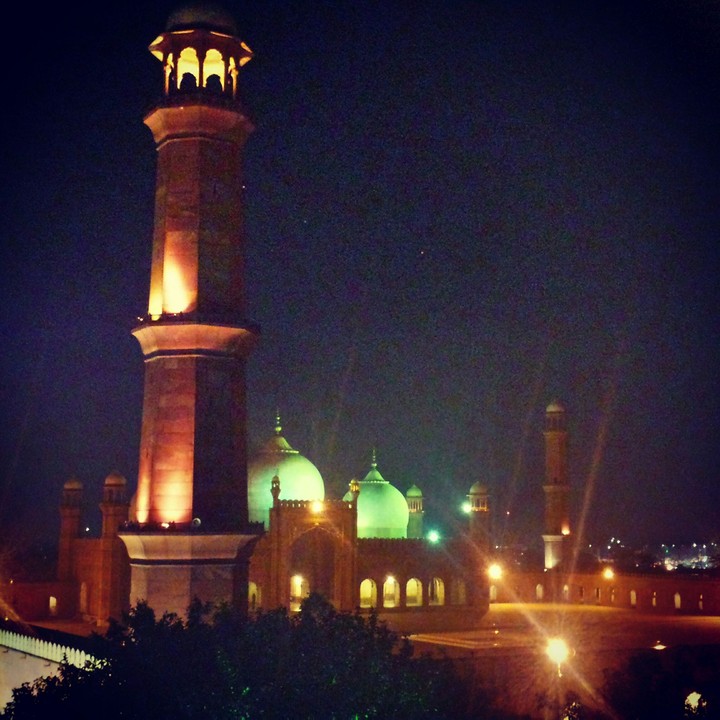 Badshahi Masjid at night.