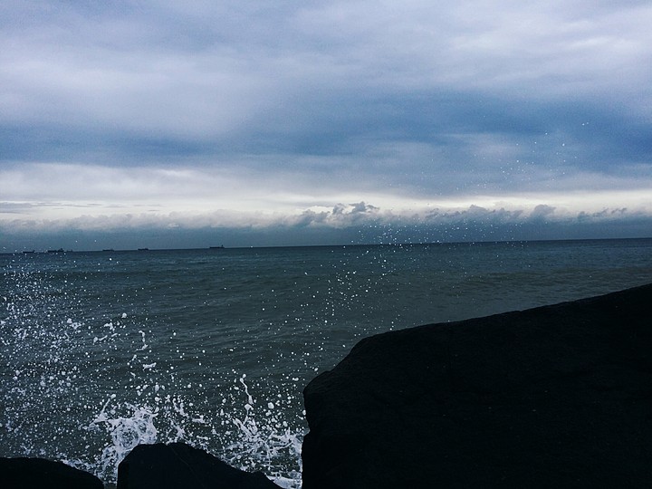 Cloudy afternoon by the shore