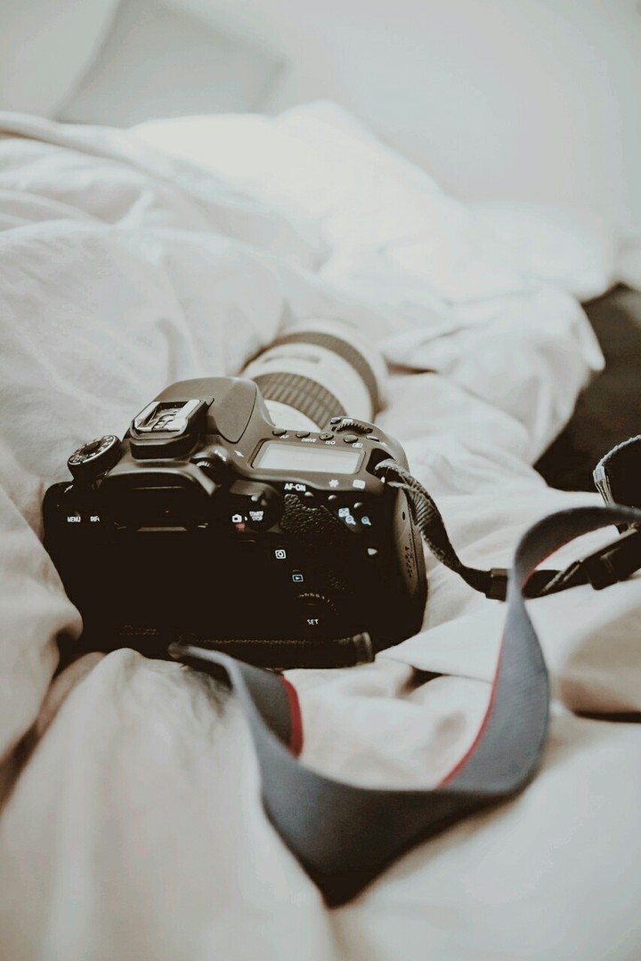 DSLR CAMERA