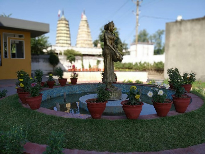 statue