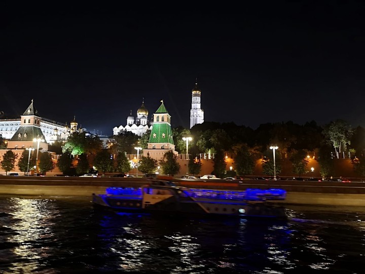 по реке Москве