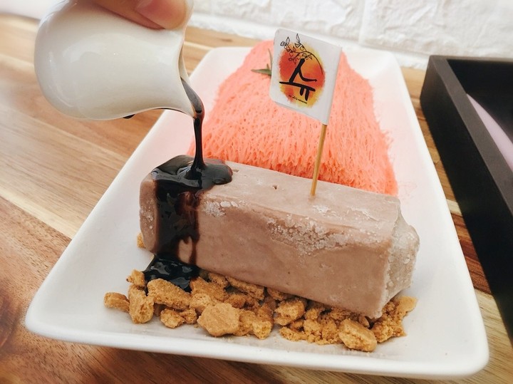 StrawberryBingsu with Chocolate IceCream&Caramel Cookies