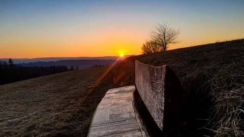 Sonnenuntergamg mit Holzbank