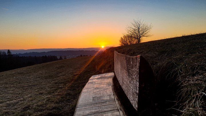 Sonnenuntergamg mit Holzbank