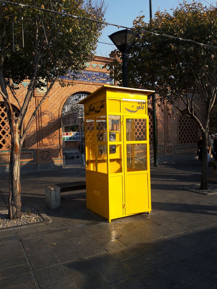 "public phone box"