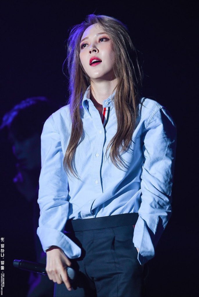 moonbyul con traje
