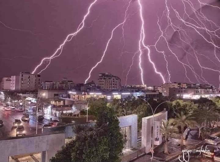 سبحان الذي يسبح الرعد بحمده والملائكة من خيفته❤