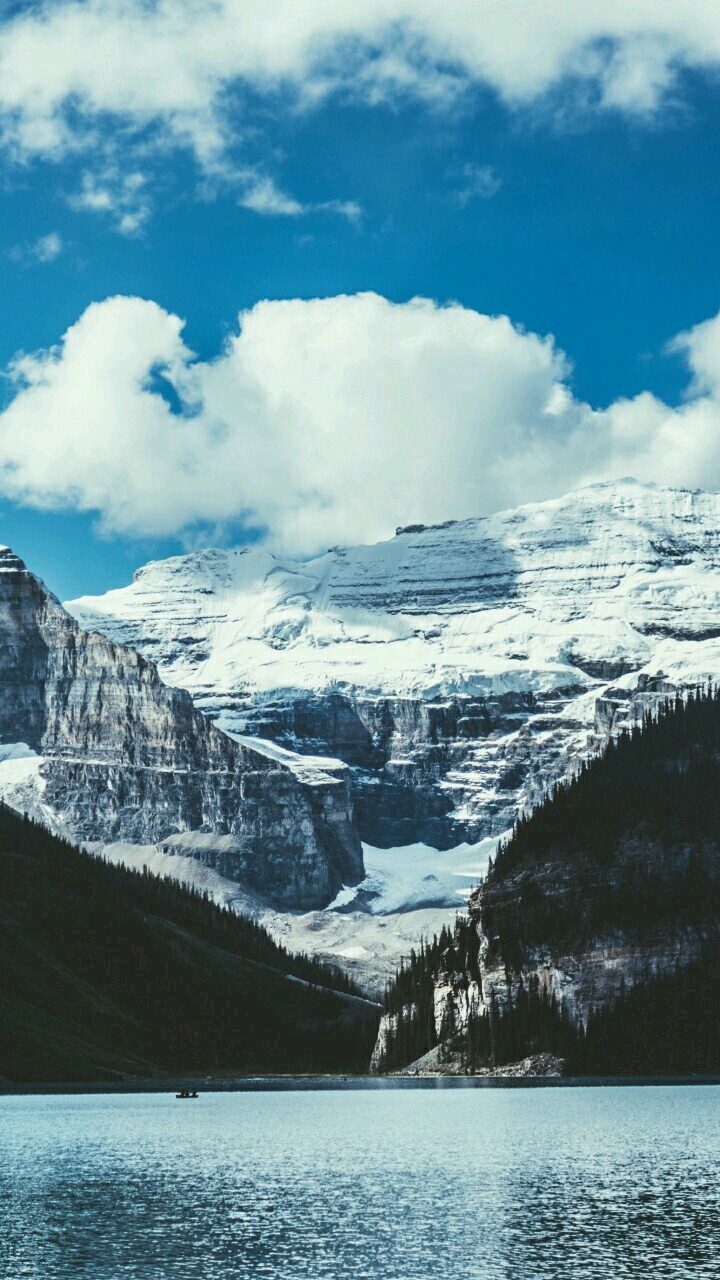 Montagnes enneigées