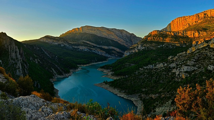 River mountain range beauty