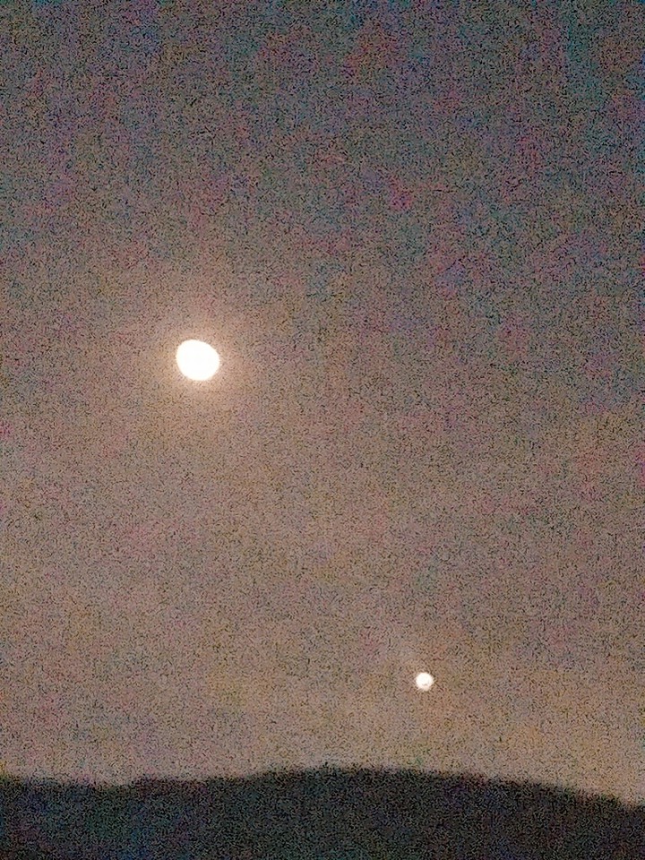 멀리 뜬 달