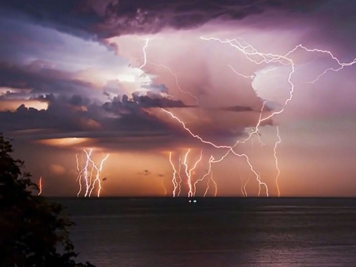 ⚡