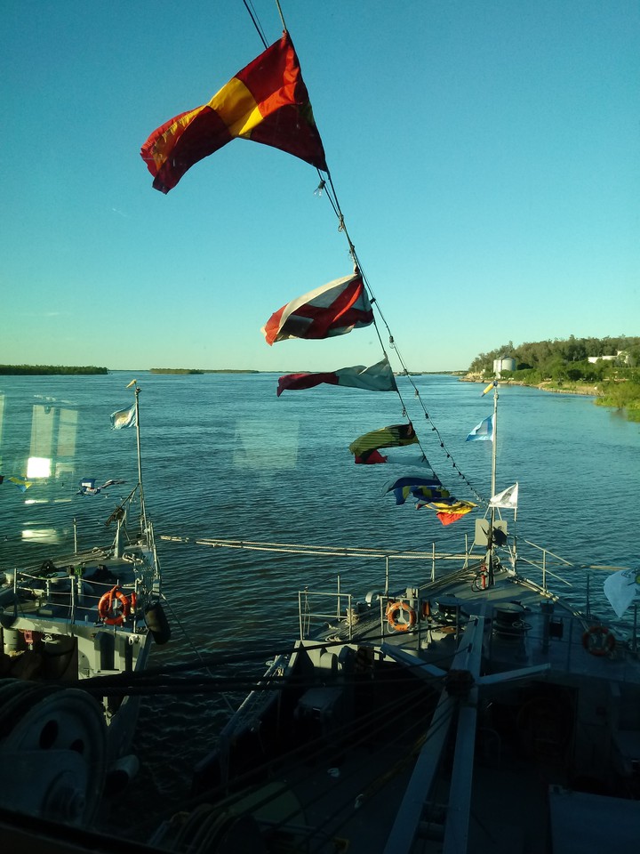 son amigos el río y el viento