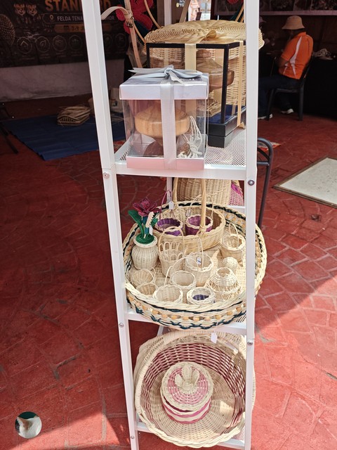Flea_market, Retail