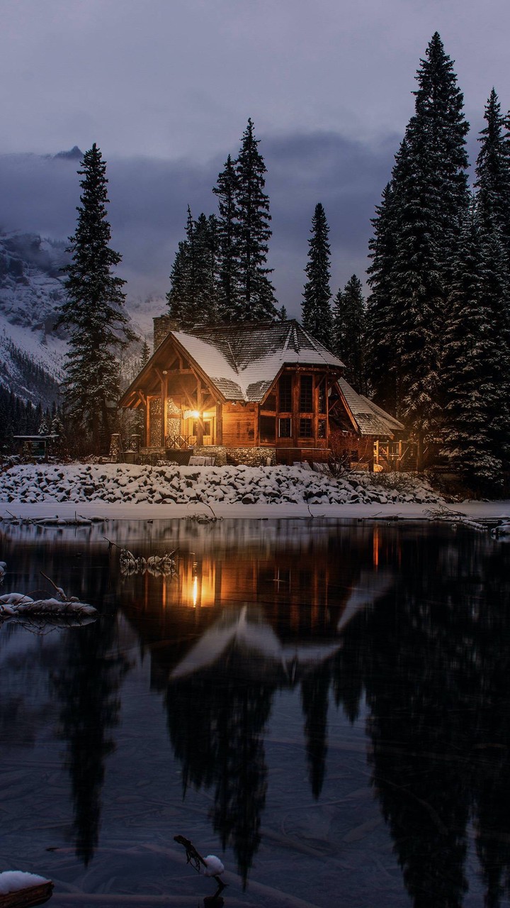 House on fhe lakse