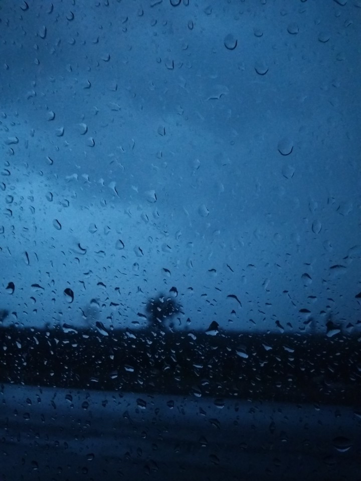 it feels so calm.. when pass by roads in rainydays