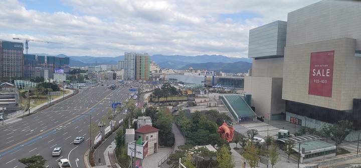 대구 동대구역 광장과 신세계 백화점