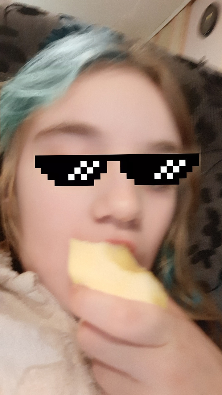 Eating apple ?