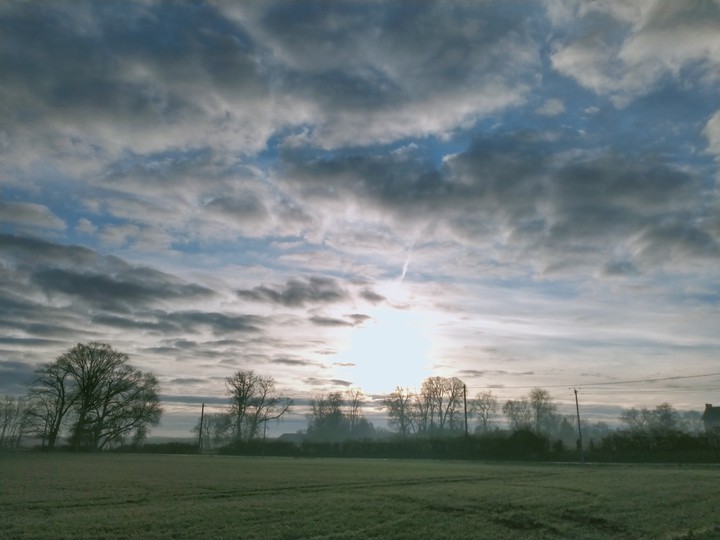 paysage et ciel nuageux