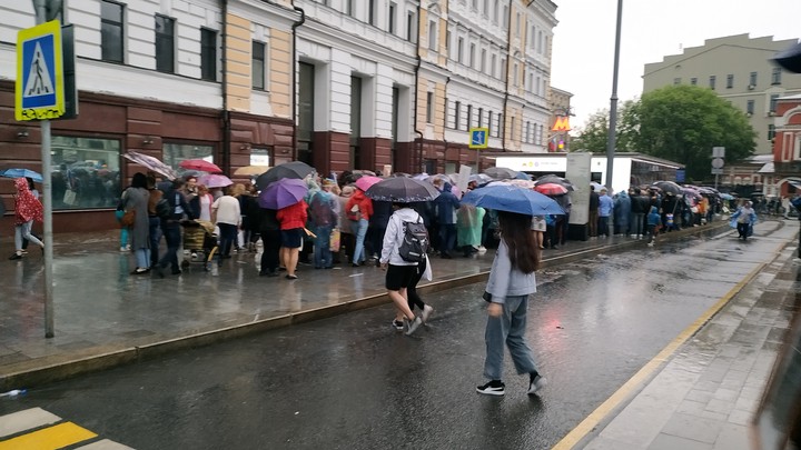 Парад зонтиков у метро