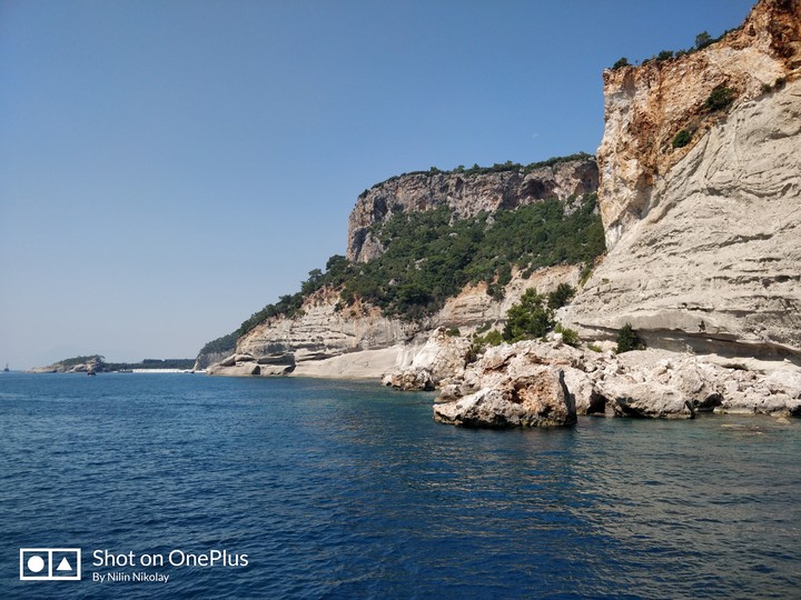 sea and rocks