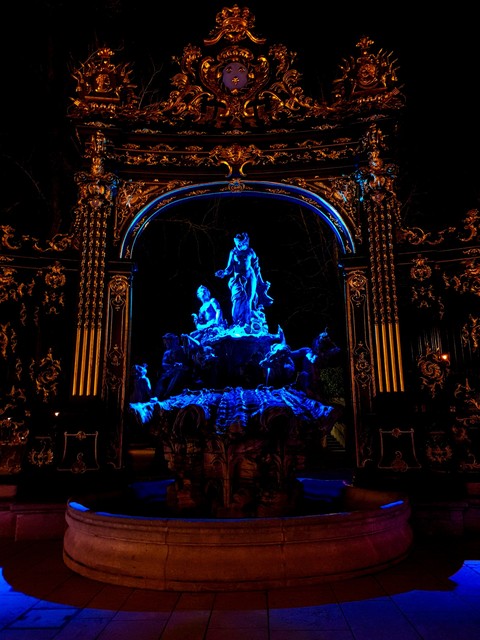 la couleur de L'or pour la richesse, et le bleu pour la vie