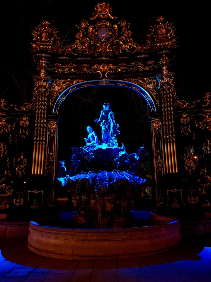 la couleur de L'or pour la richesse, et le bleu pour la vie