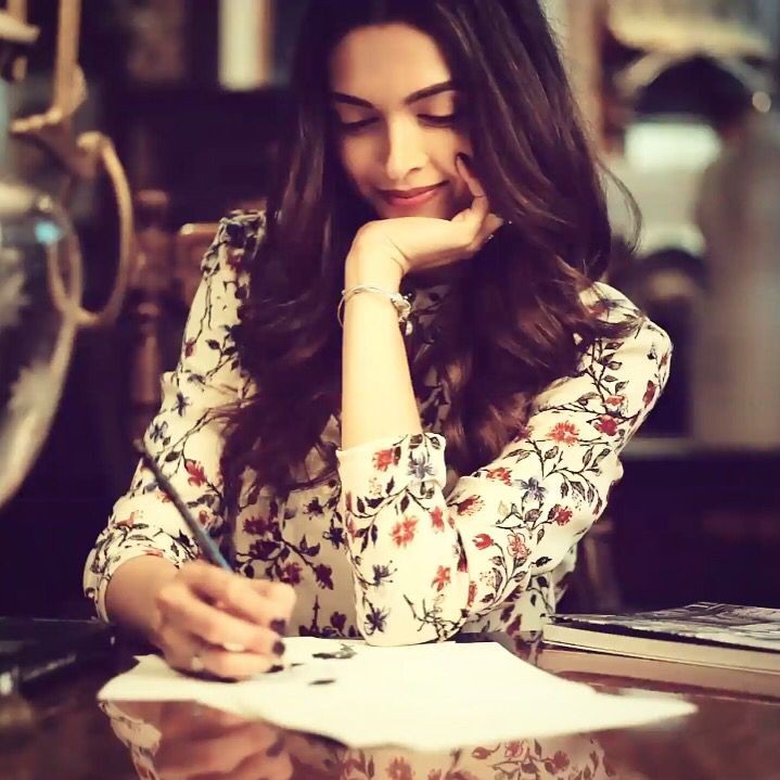 Queen of Bollywood ٩(♡ε♡ )۶