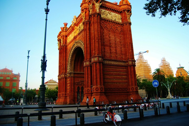 arc the triomphe in barcelona