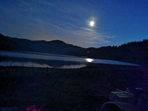 La lune ce reflétait dans l'eau, tel un mirroir