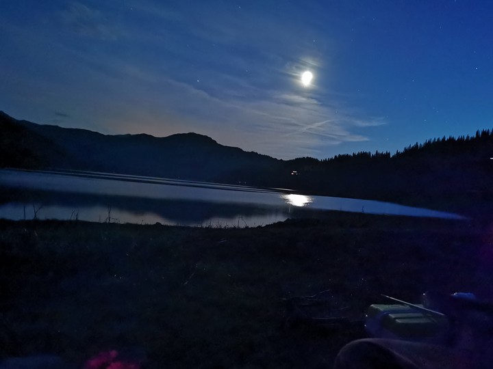 La lune ce reflétait dans l'eau, tel un mirroir