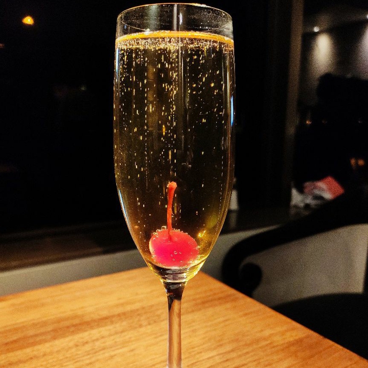 champagne e comes with many stories