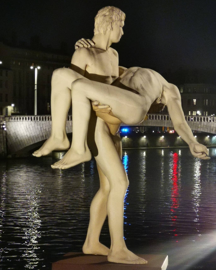 Statue sur les quais de Lyon