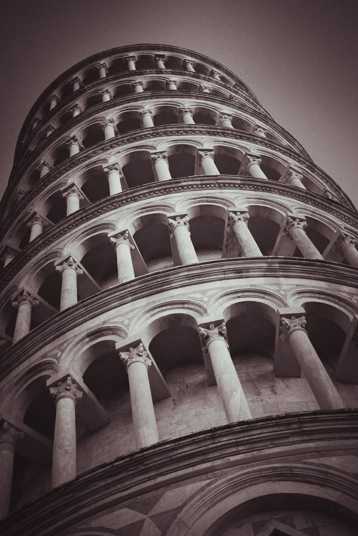 Leaning tower of Pisa Monochrome