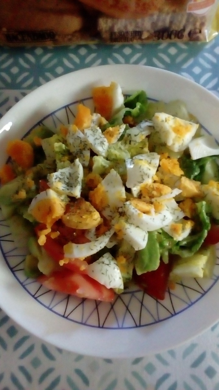 Ensalada con huevo y eneldo