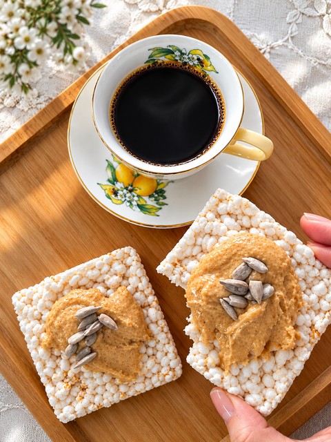 By me (Rice cakes, peanut butter and coffee)