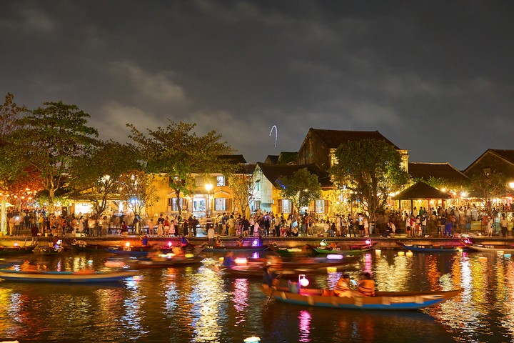 hoian, night.