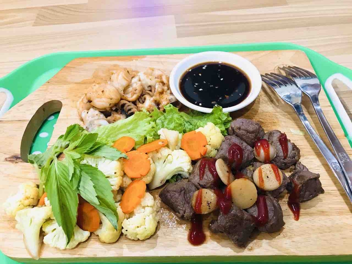 Bò lúc lắc, mực áp chảo ăn kèm rau củ luộc