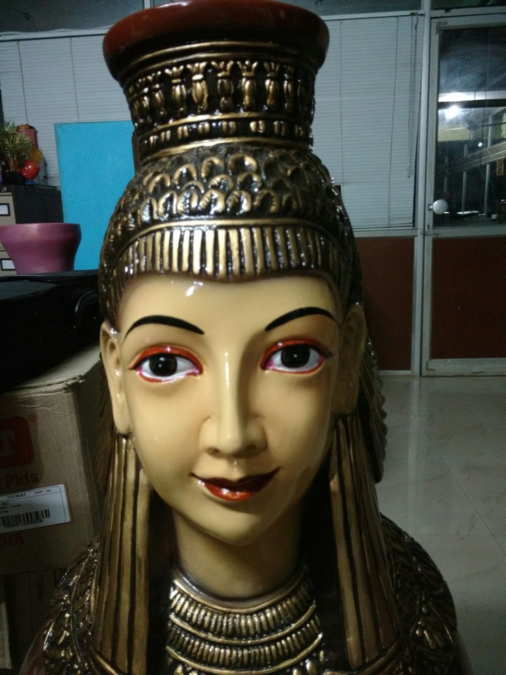 statue