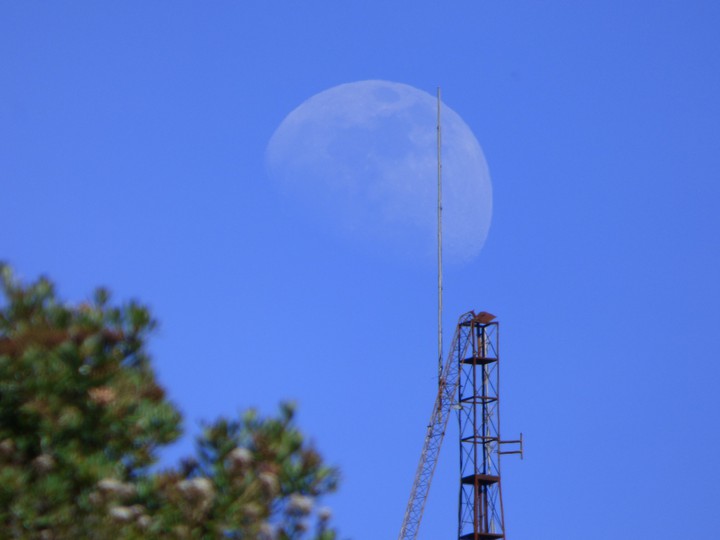 Luna en Volcán Irazú, Costa Rica