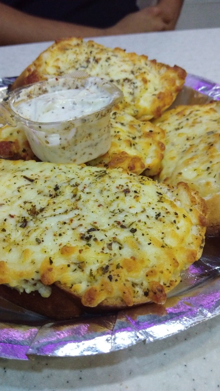 Fast Food - Garlic Bread with Cheese Dip