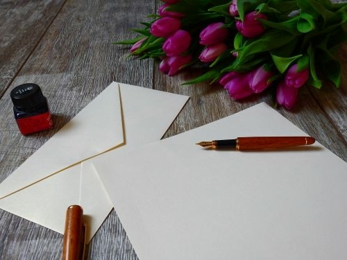 cartas y tulipanes