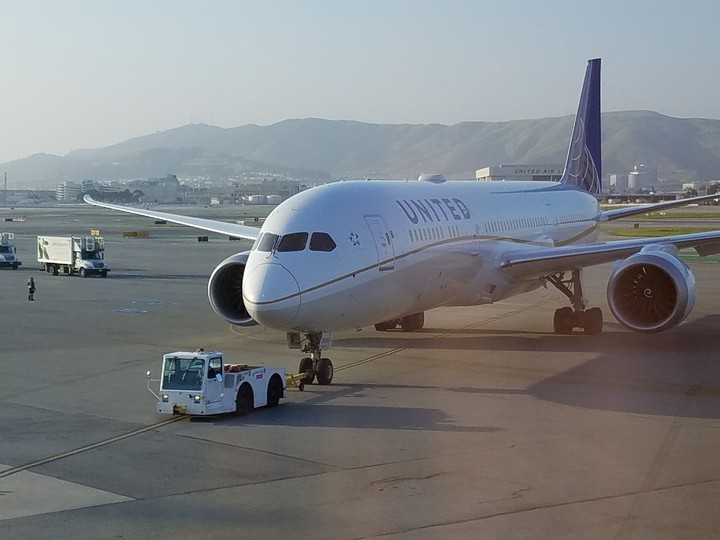 United Airlines 787 at SFO