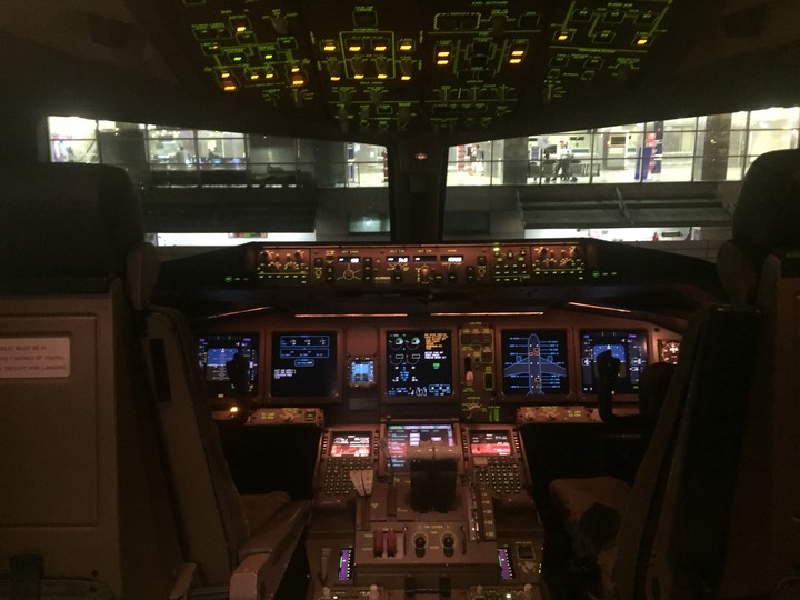 boeing_777 cocpit